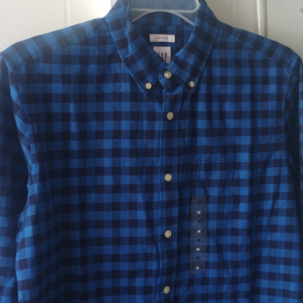 Gap Shirt size Medium long sleeve.untucked Blue navy Blue ckeck 💯 percent cotto